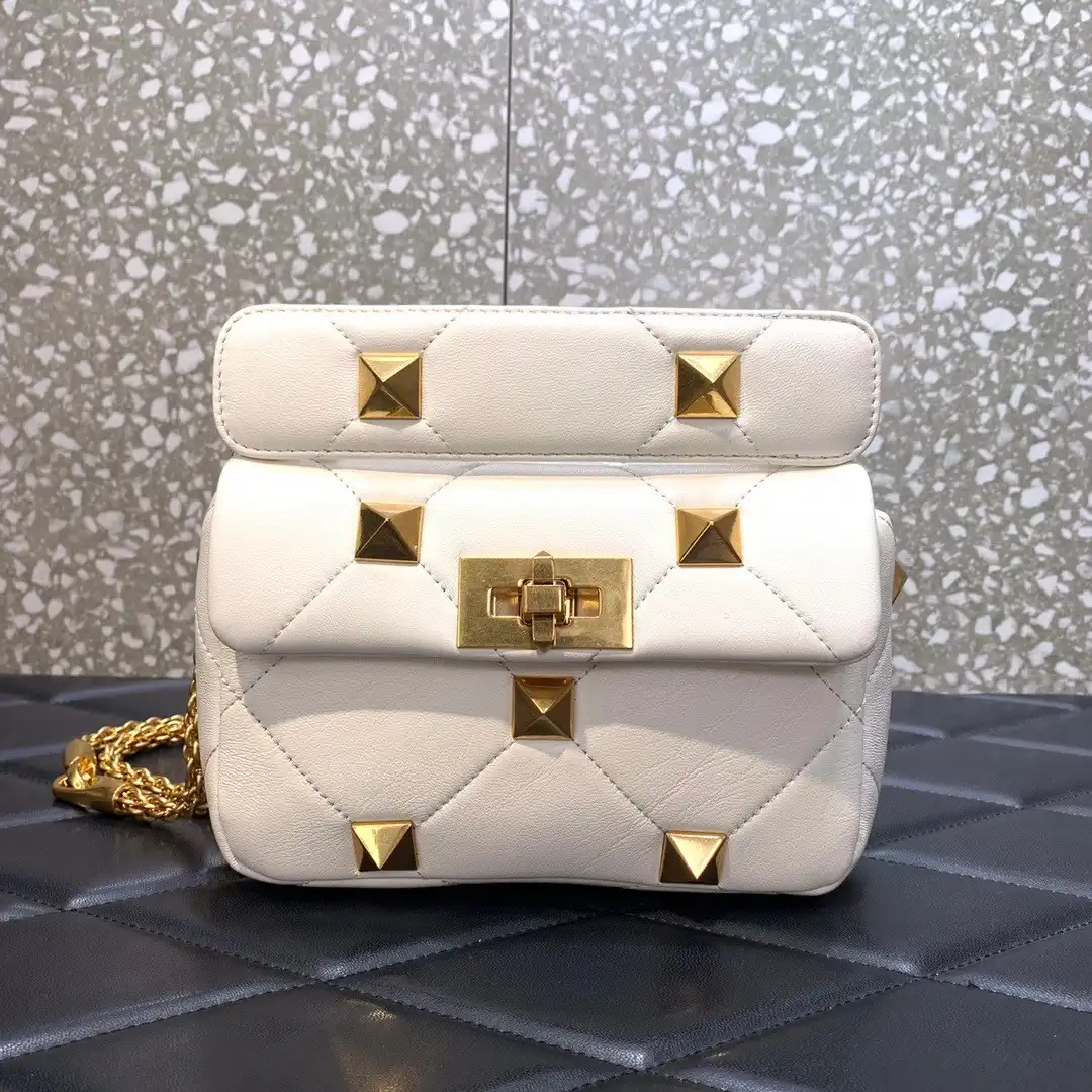 TO VALENTINO ONLINE EXCLUSIVE SMALL ROMAN STUD THE SHOULDER BAG WITH CHAIN