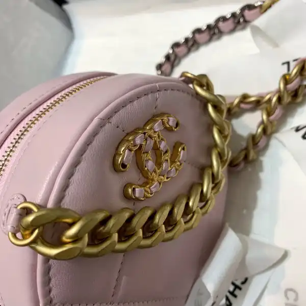 First bag ru CHANEL 19 CHANELUTCH WITH CHAIN