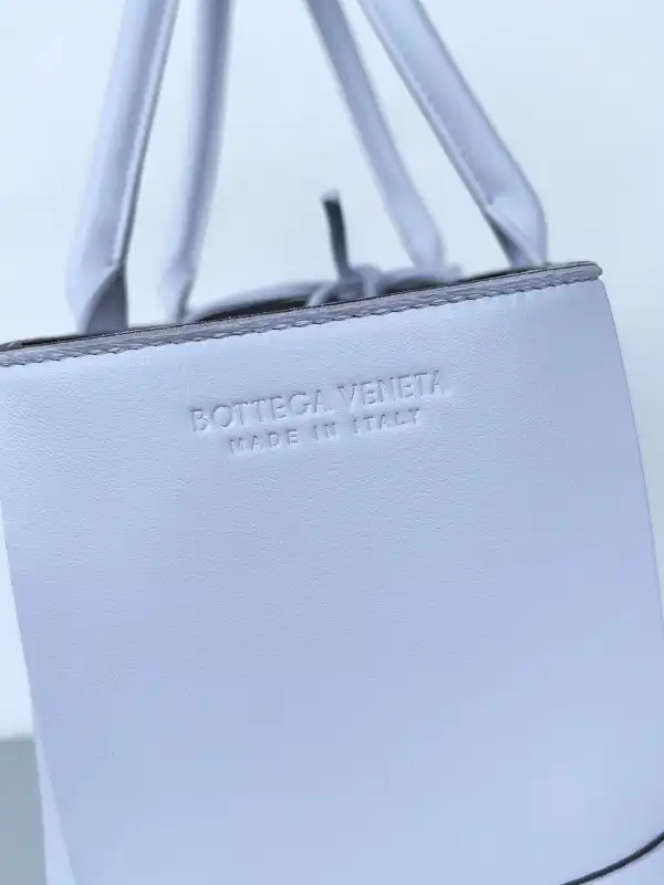 BOTTEGA VENETA Arco MEDIUM Tote