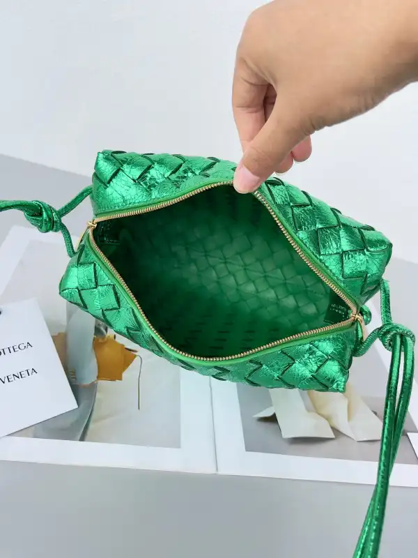 First bag ru BOTTEGA VENETA Small Loop Camera Bag