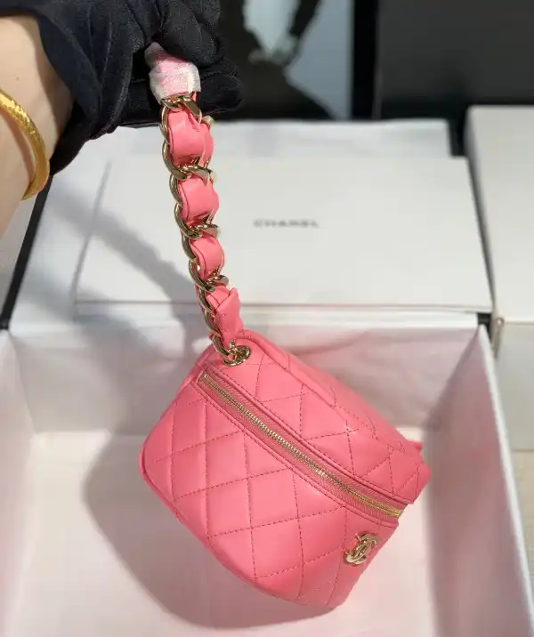 CHANEL CHANELUTCH WITH HANDLE