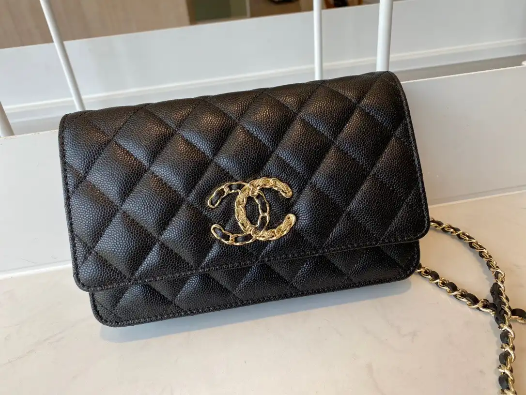 First bag ru CHANEL CHAIN WALLET CAVIAR