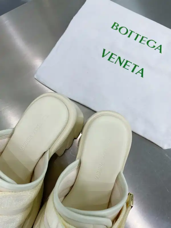 BOTTEGA VENETA Flash