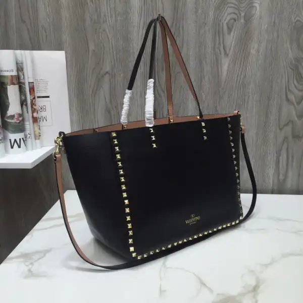 Bagsoffer VALENTINO MEDIUM GRAIN CALFSKIN LEATHER ROCKSTUD BAG