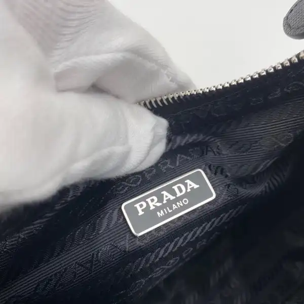 First bag ru Prada Re-Edition 2005 Re-Nylon mini bag