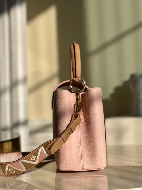 First bag ru LOUIS VUITTON CAPUCINES MM