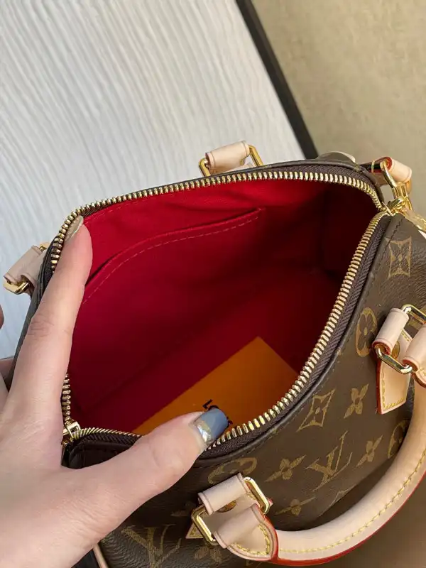 Repladies offers premium fake Louis bags at unbeatable prices. Our products are cheap because we focus on direct sales Louis Vuitton SPEEDY BANDOULIÈRE 20