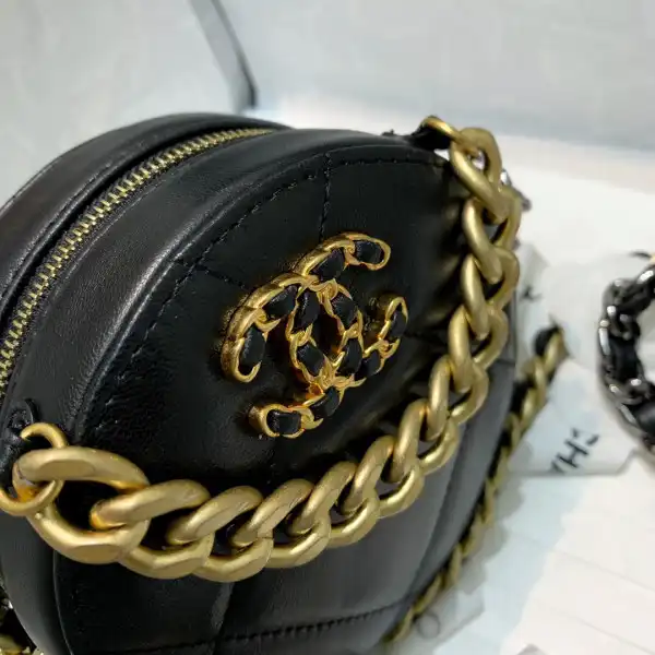 Affordable CL 19 CLUTCH WITH CHAIN