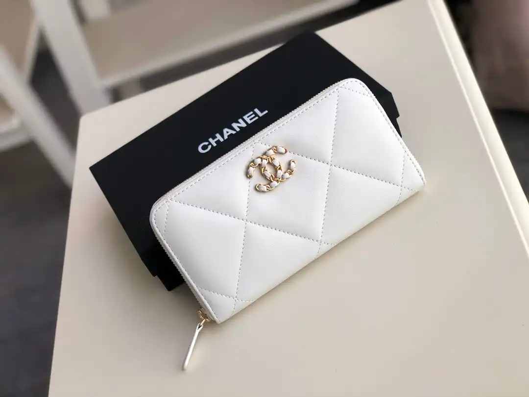 CHANEL 19 ZIPPED WALLET