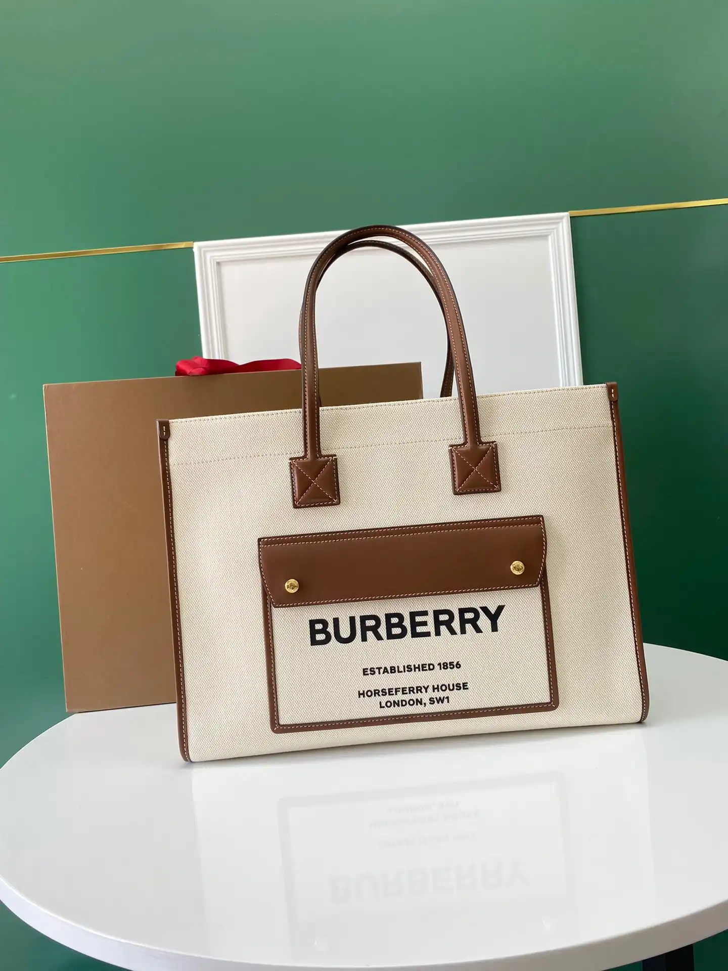 First Bag Ru BURBERRY SMALL Freya TOTE