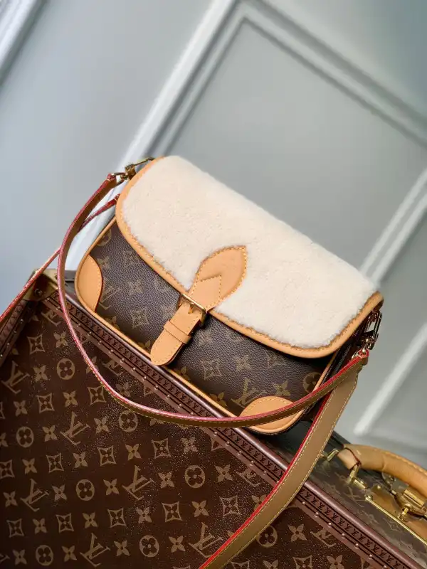 First bag ru LOUIS VUITTON Nano Diane