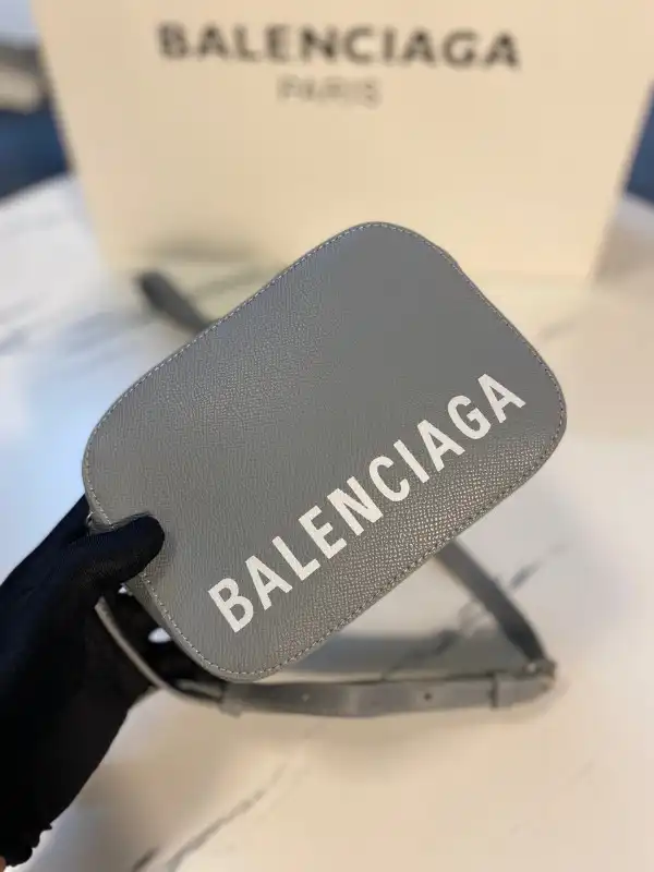 First Bag Ru BALENCIAGA EVERYDAY CAMERA BAG XS