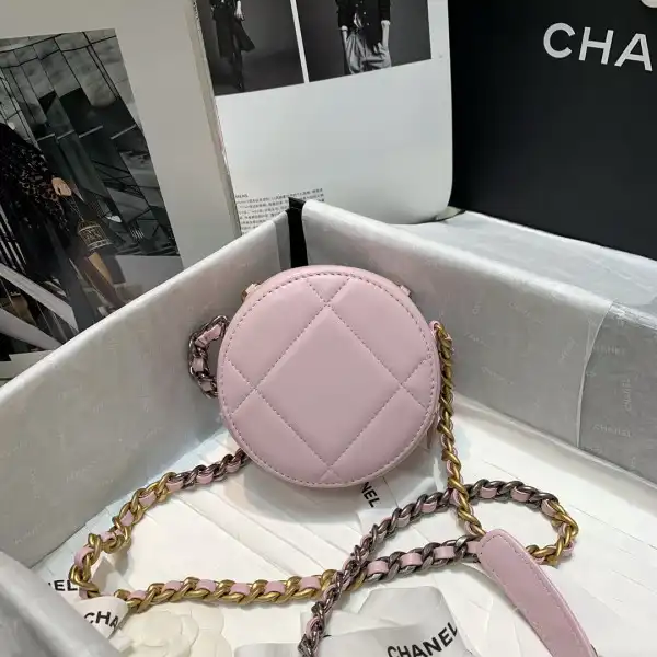 First bag ru CHANEL 19 CHANELUTCH WITH CHAIN