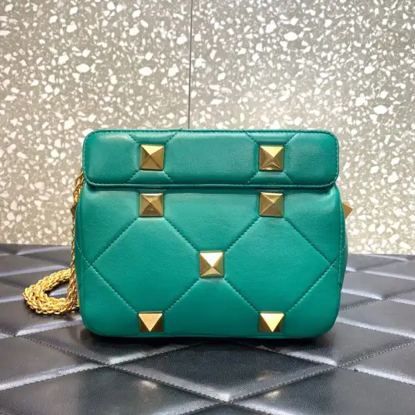 Bagsoffer VALENTINO ONLINE EXCLUSIVE SMALL ROMAN STUD THE SHOULDER BAG WITH CHAIN