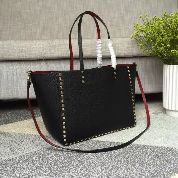 Bagsoffer yupoo VALENTINO MEDIUM GRAIN CALFSKIN LEATHER ROCKSTUD BAG