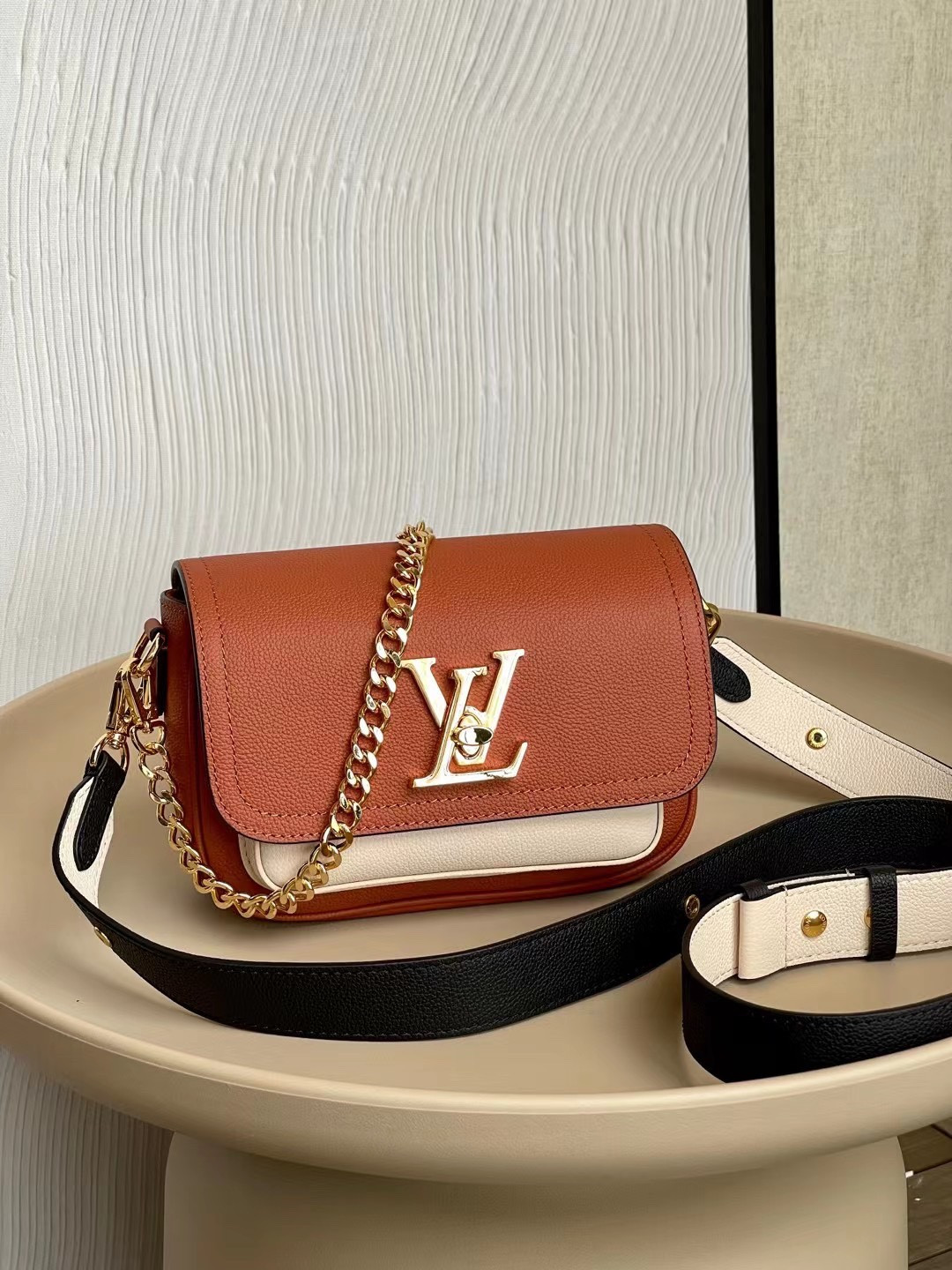 HOT SALE LOUIS VUITTON LOCKME TENDER