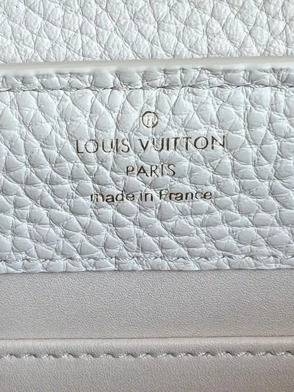 First bag ru LOUIS VUITTON CAPUCINES MINI