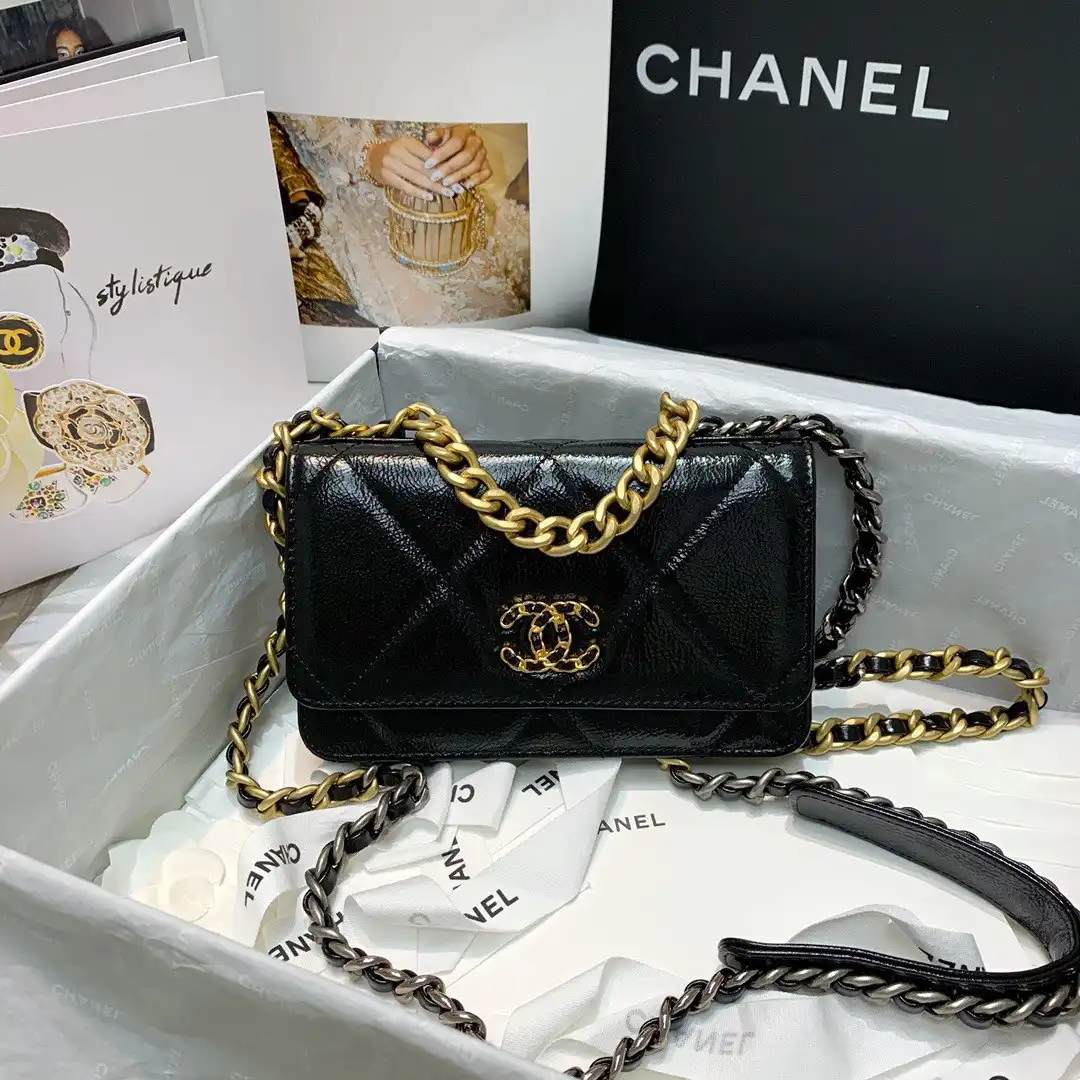 First bag ru CHANEL19 WALLET ON CHAIN