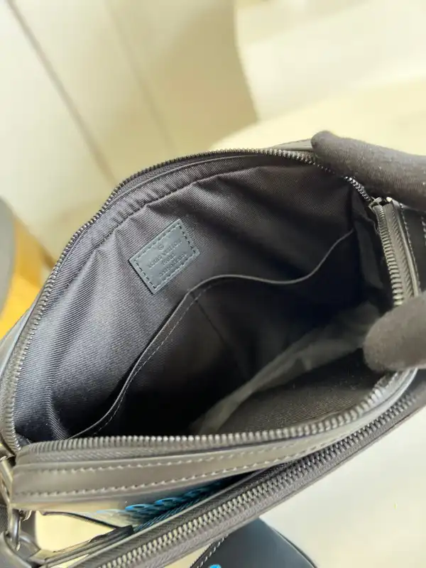 Firstbag Ru LOUIS VUITTON TRIO MESSENGER