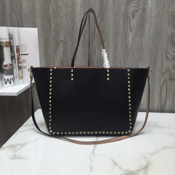 VALENTINO MEDIUM GRAIN CALFSKIN LEATHER ROCKSTUD BAG