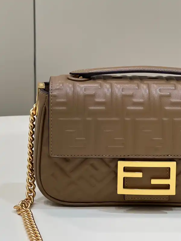 First bag ru FENDI BAGUETTE CHAIN MIDI 397B98-24*14*7CM