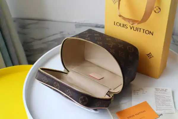 Repladies offers premium fake Louis bags at unbeatable prices. Our products are cheap because we focus on direct sales LOUIS VUITTON TOILETRY BAG