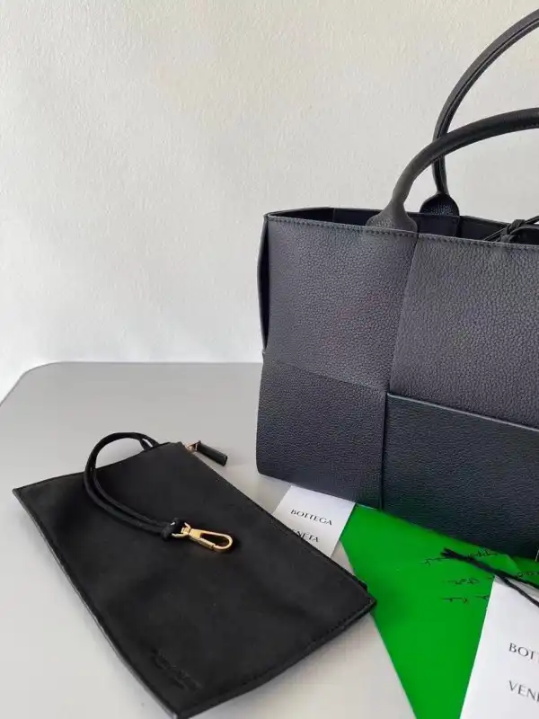 BOTTEGA VENETA ARCO MEDIUM TOTE