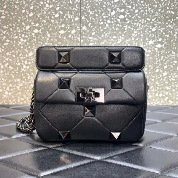 REP VALENTINO ONLINE EXCLUSIVE SMALL ROMAN STUD THE SHOULDER BAG WITH CHAIN