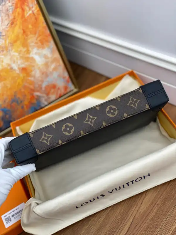 LOUIS VUITTON POCHETTE VOYAGE STEAMER