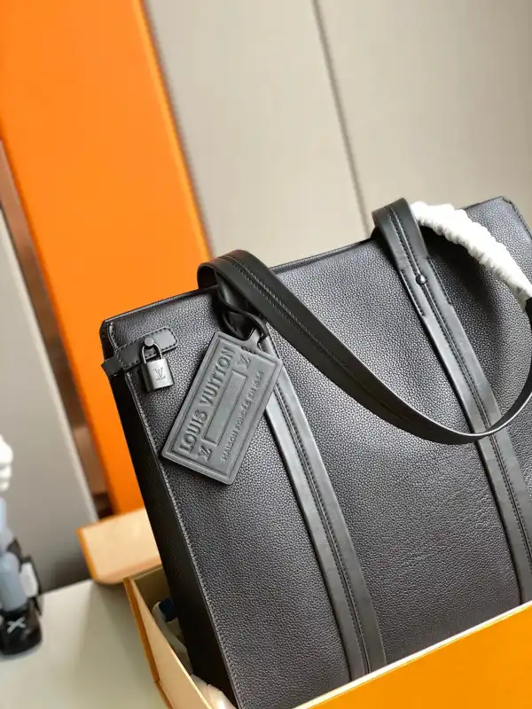 LOUIS VUITTON TOTE