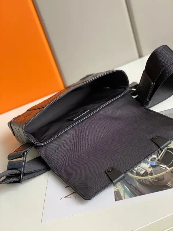 TO LOUIS VUITTON TRUNK SLINGBAG