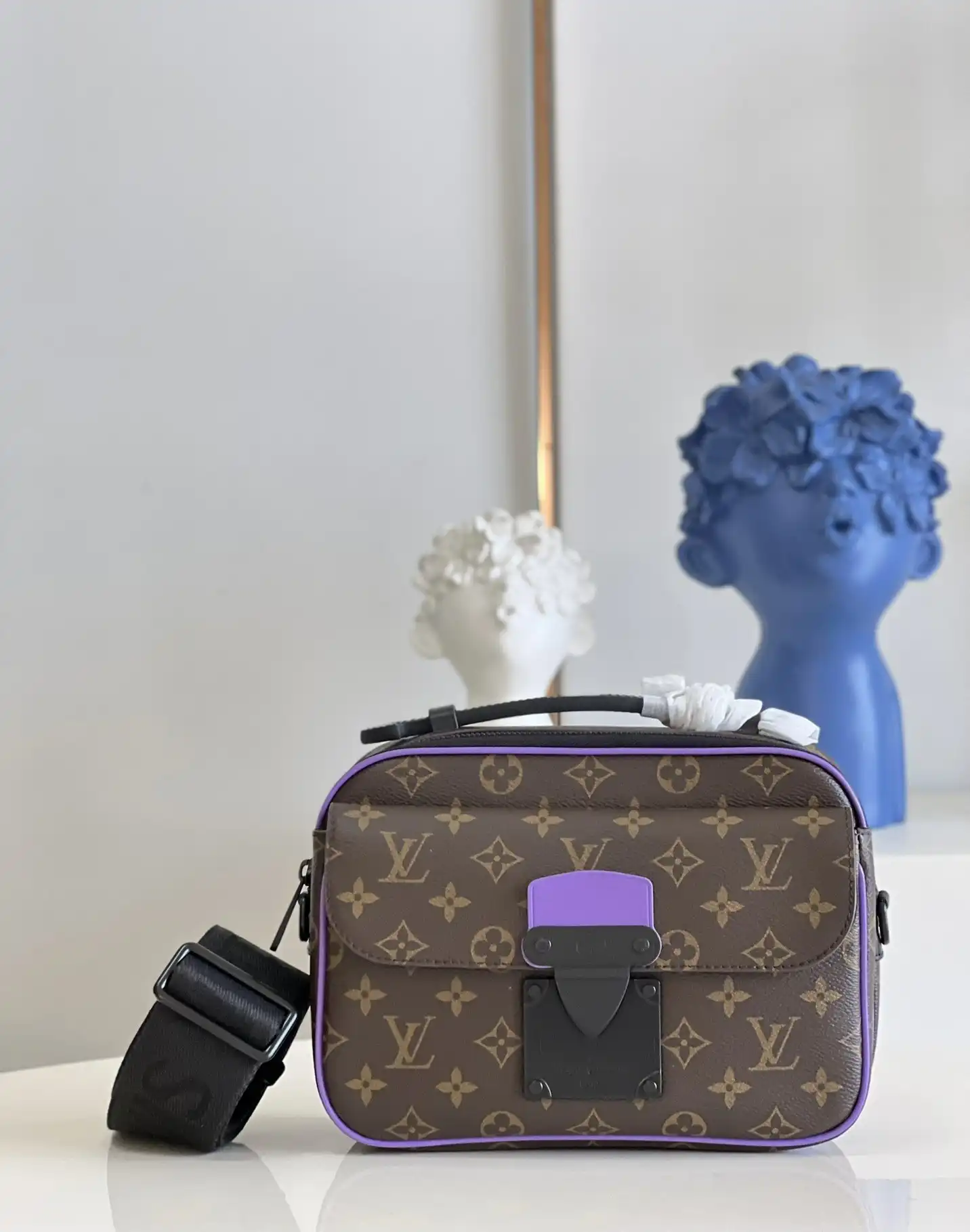 Firstbag Ru LOUIS VUITTON S LOCK MESSENGER