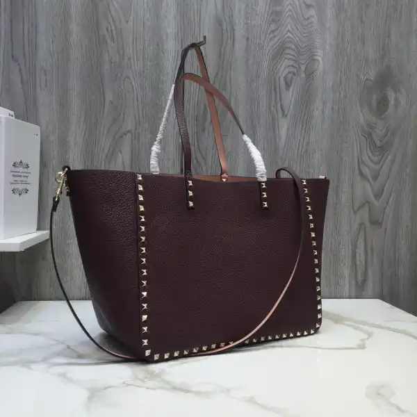 Yupoo bagsoffer VALENTINO MEDIUM GRAIN CALFSKIN LEATHER ROCKSTUD BAG