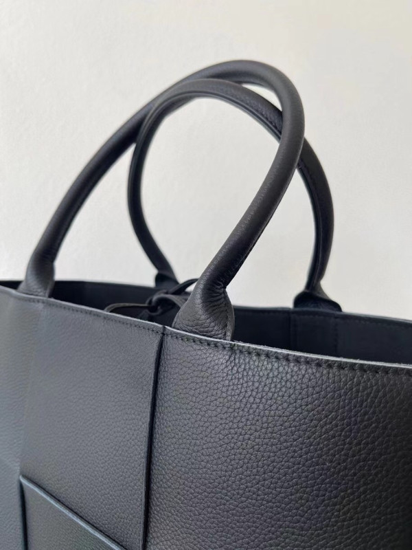 HOT SALE BOTTEGA VENETA ARCO MEDIUM TOTE