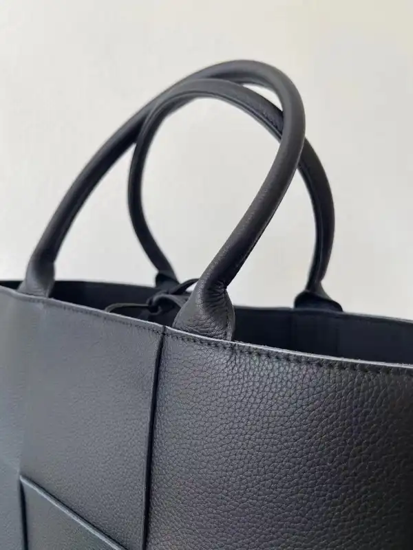 BOTTEGA VENETA ARCO MEDIUM TOTE