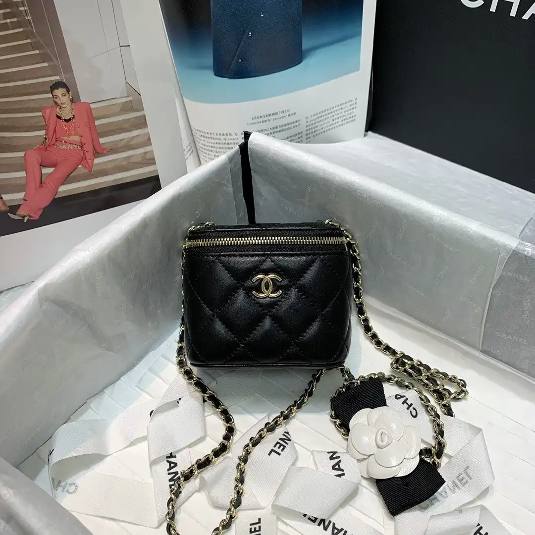 First bag ru CHANEL SMALL VANITY WITH CHAIN