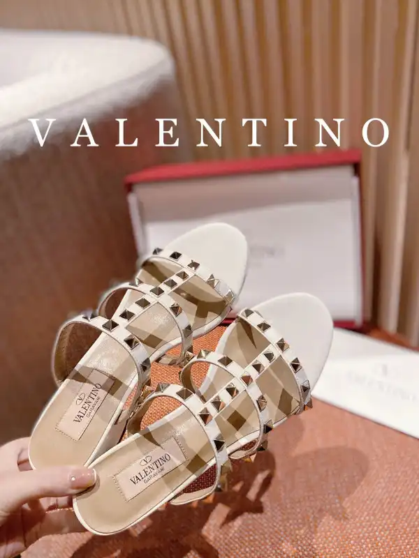 Bagsoffer VALENTINO ROCKSTUD CALFSKIN LEATHER SLIDE SANDAL