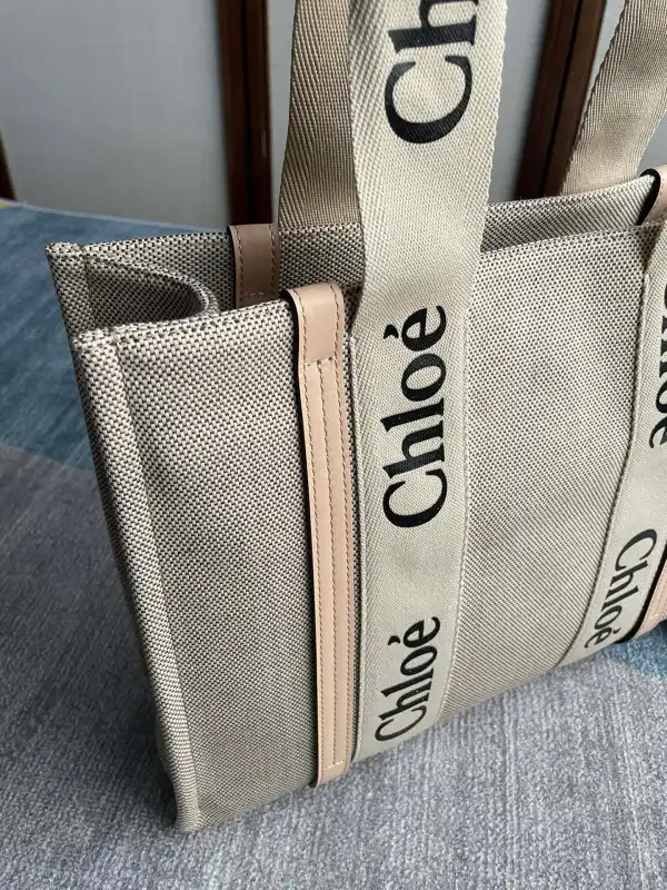 First bag ru CHLOÉ MEDIUM WOODY TOTE BAG