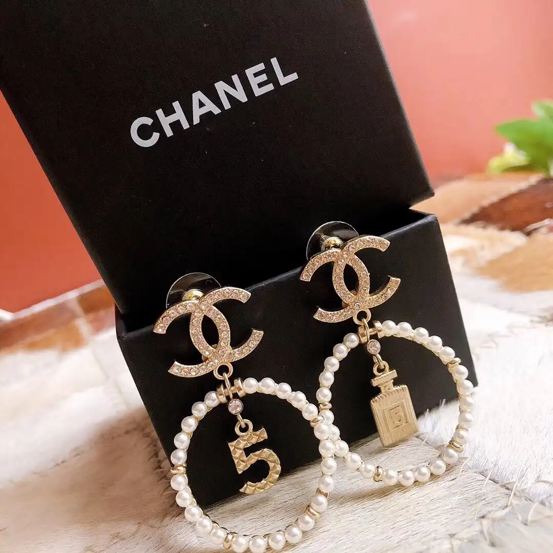 CHANEL EARRING 2020