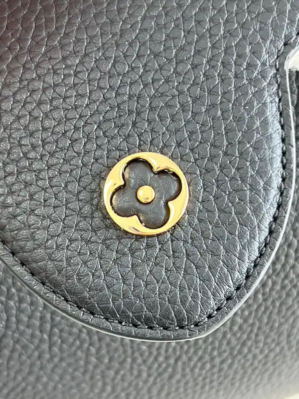 First bag ru LOUIS VUITTON CAPUCINES BB