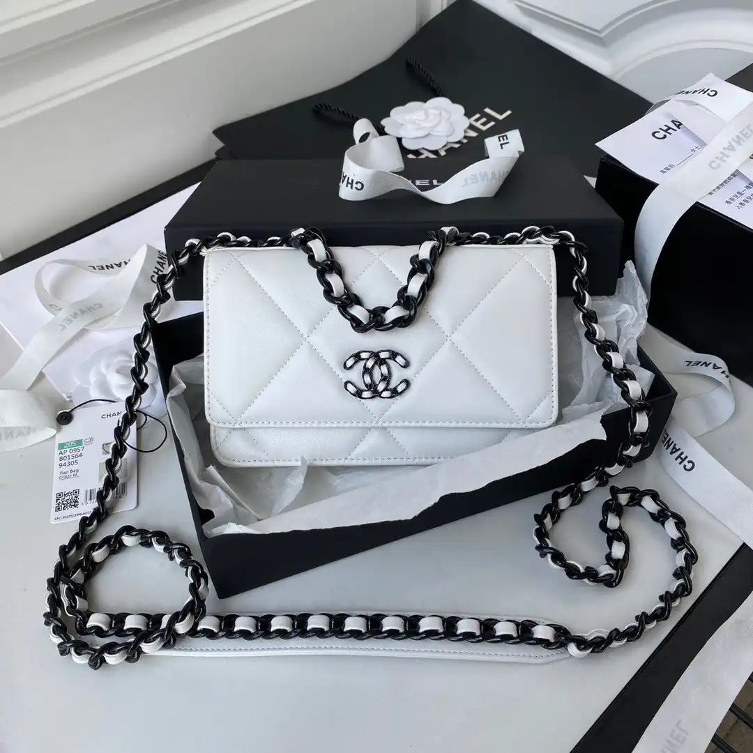 Firstbag Ru CHANEL19 WALLET ON CHAIN