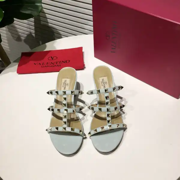 Bagsoffer yupoo VALENTINO ROCKSTUD CALFSKIN LEATHER SLIDE SANDAL