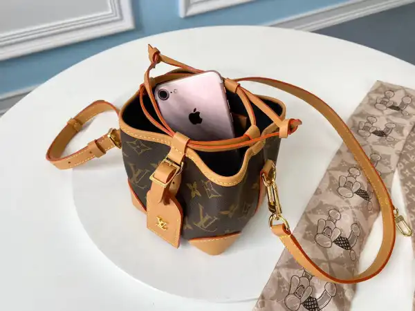 Frstbag ru LOUIS VUITTON NOÉ PURSE