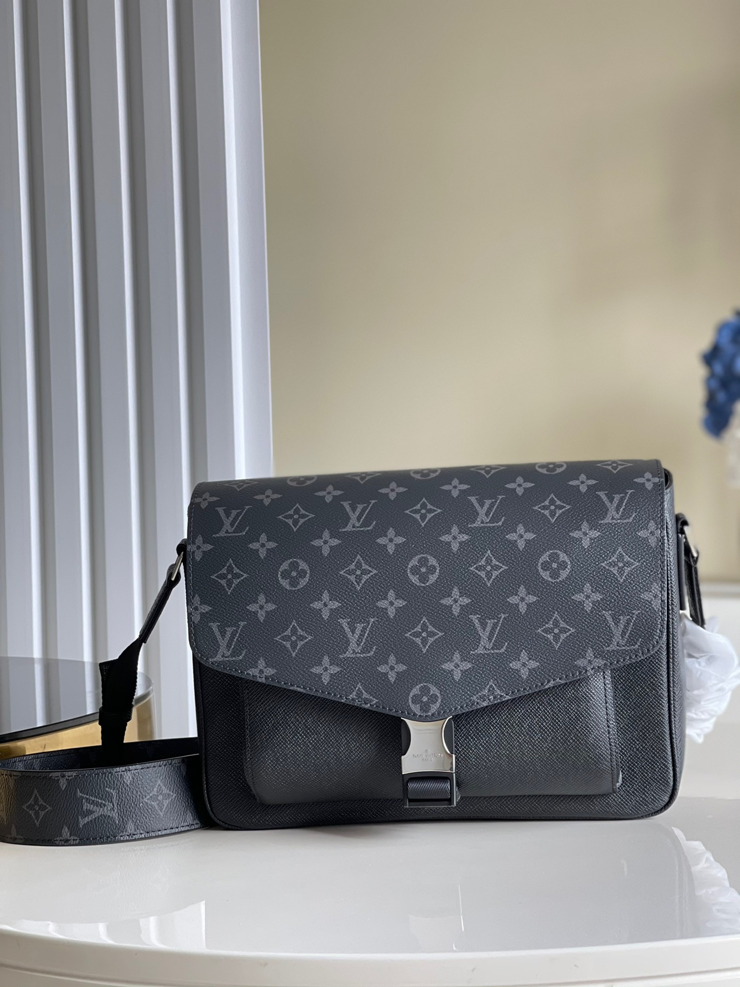 [FREE SHIPPING] LOUIS VUITTON NEW MESSENGER