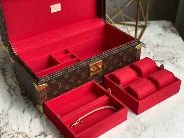 LOUIS VUITTON COFFRET ACCESSOIRES