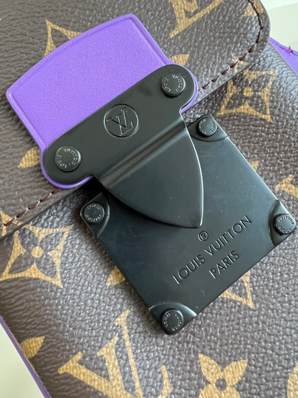 HOT SALE LOUIS VUITTON S-LOCK VERTICAL WEARABLE WALLET