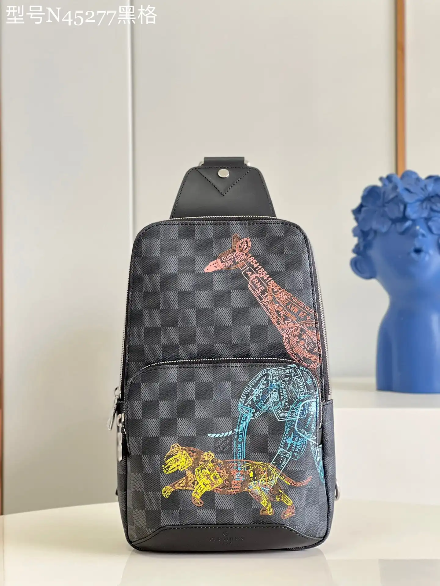 LOUIS VUITTON AVENUE SLINGBAG