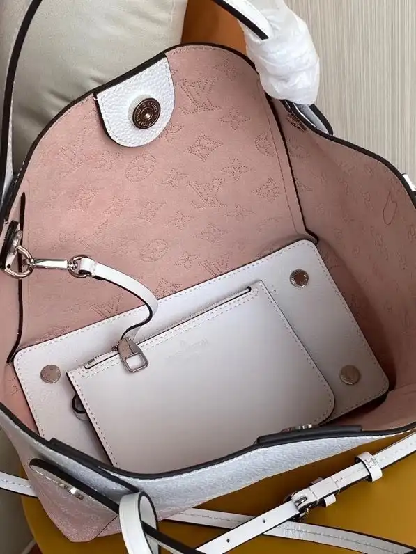 LOUIS VUITTON HINA PM