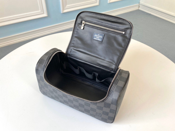 [FREE SHIPPING] LOUIS VUITTON TOILETRY POUCH