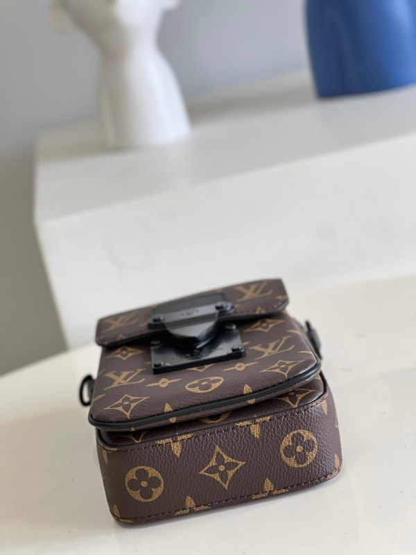 HOT SALE LOUIS VUITTON S-LOCK VERTICAL WEARABLE WALLET